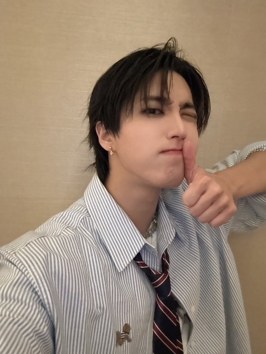 hanpuokka's tweet photo. @valemonthouse @juvalemont Gak lupa juga untuk para admin House of Valemont lainnya, terima kasih juga karena sudah berjuang bersama sampai akhir. Kalian semua keren banget! 

LOVE YOU HYUNGDEUL <3 https://t.co/0zNd90s1A2