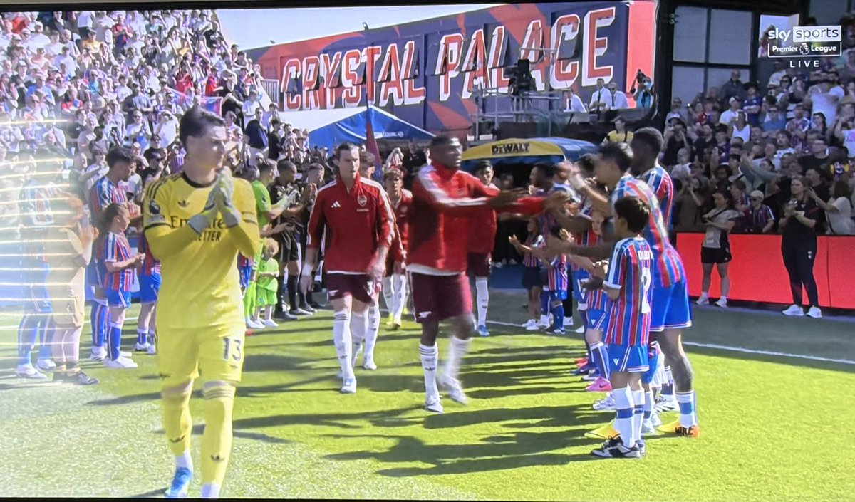 Rory_Talks_Ball's tweet photo. Arsenal Football Club receiving a guard of honour ❤️ https://t.co/GRrZWbmQem