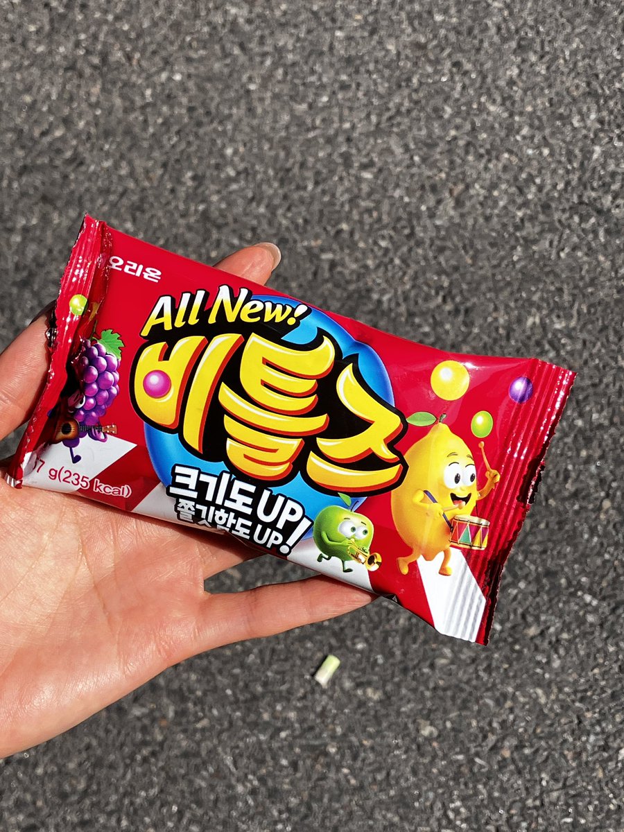 justeatinglife's tweet photo. 오리온이 비틀즈를 살해했다
겉면에 까작까작한 코팅면이 사라져버렸습니다
그리고 비틀즈가 1000원임 https://t.co/0qnS6R27L0
