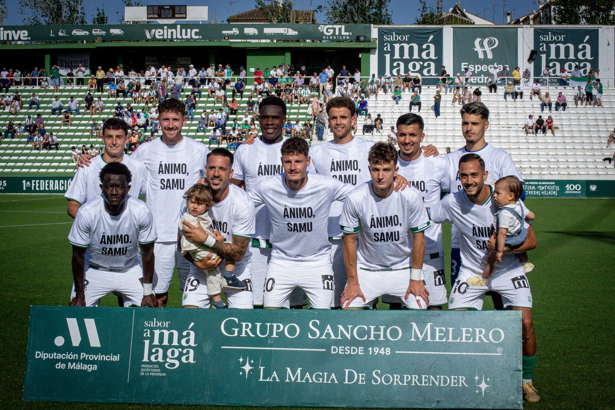 AntequeraCF's tweet photo. 🏟️ Antes del inicio del #AntequeraTorremolinos, nuestra plantilla se unió para enviar un mensaje de apoyo a @sapefa26 tras su reciente lesión.

¡Estamos contigo, Samu! ¡Mucha fuerza! 💪 🫂

#EstoEsAntequera ⚪️🟢 https://t.co/PXoBZBepOS
