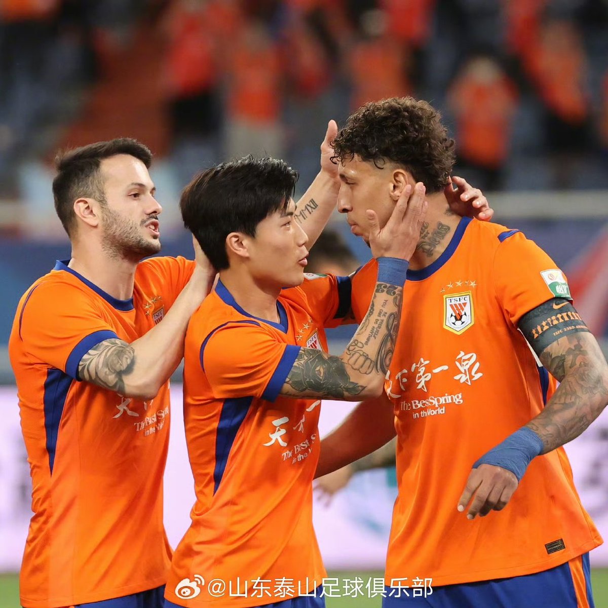 sdtsfcbrasil's tweet photo. Full Time Shandong Taishan 3 X 3 Wuhan Three Towns 

Com gols feito por Cryzan 2 vezes e Xie Wenneng O Shandong Taishan empata e soma 1 ponto no campeonato chinês 

+1

#山东泰山 #shandongtaishanfc #weareone #csl2026 #chinesesuperleague https://t.co/N6KH21qtVH