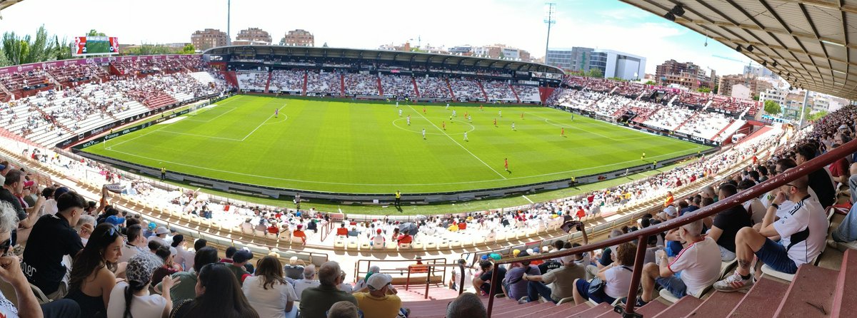 casty85's tweet photo. Se tienen que hacer mirar el tema de los horarios con altas temperaturas🥵...está bien eso de dar visibilidad para las tv; pero van a pensar alguna vez en el aficionado que va a los estadios? Personas mayores, niños, seguridad, trabajadores, jugadores...😡
#AlbaceteBPRealSociedad https://t.co/RfW7pPTUag