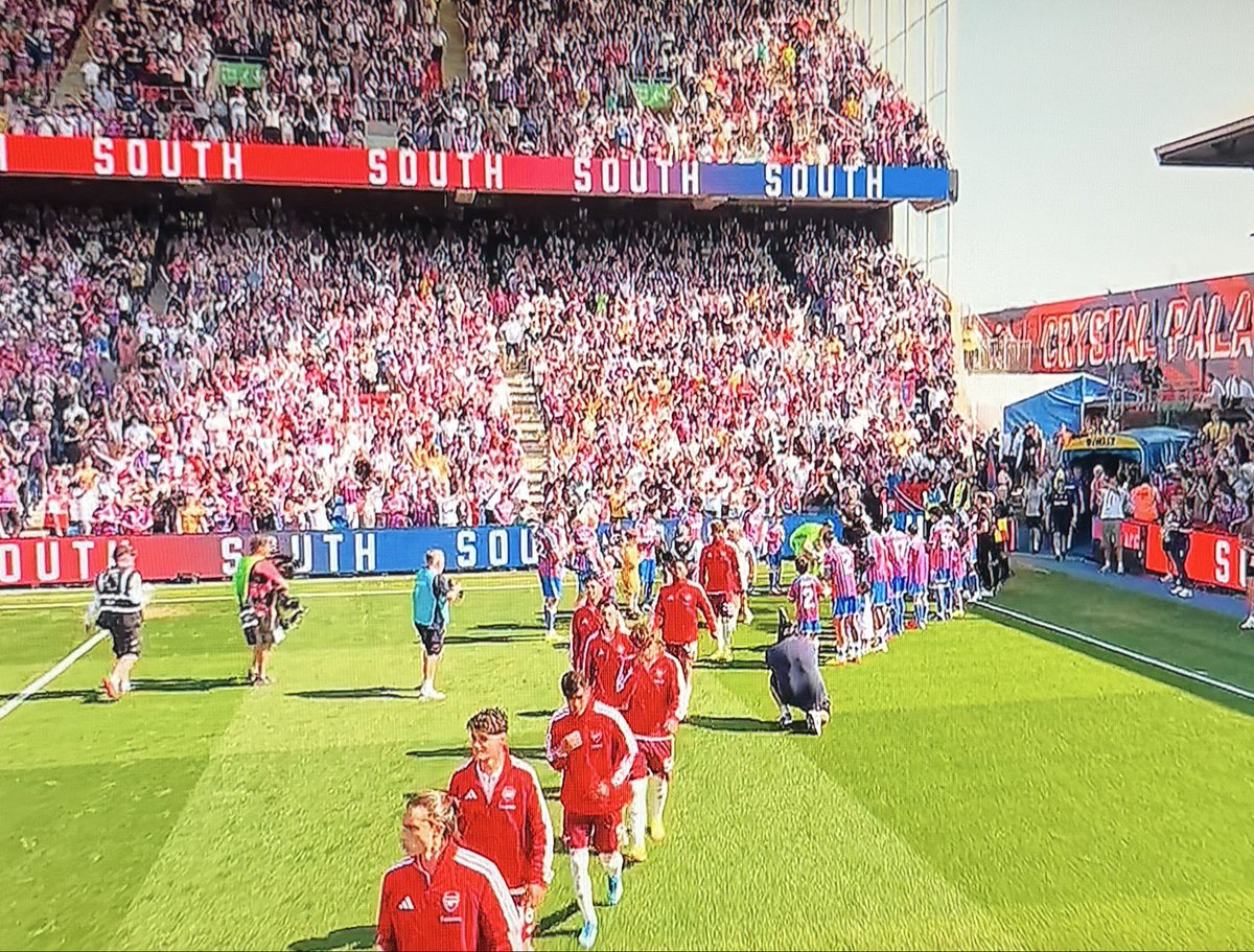 AmbrosMr_'s tweet photo. Guard of honour for the League champions. https://t.co/bjNJUizIpC