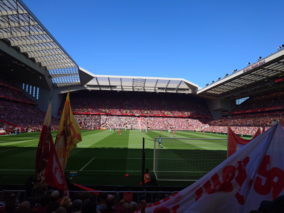 Sanchez_Charts's tweet photo. The end of an era with 2 legends leaving today. Cheers for giving me some of the best days of my life. Up the Reds! https://t.co/JIyY2SpYLH