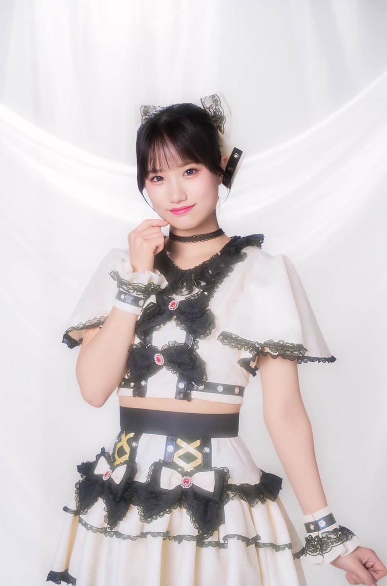 hachipera's tweet photo. 本日のライブにて本人から発表がありました通り、紅羽まりんは本年11月1日をもって蜂蜜★皇帝を卒業いたします。卒業ライブは岐阜・Club-Gにて行います。
残り5か月ほどとなりますが、最後まで変わらぬ応援のほどよろしくお願いいたします。 https://t.co/xtjWky1a03