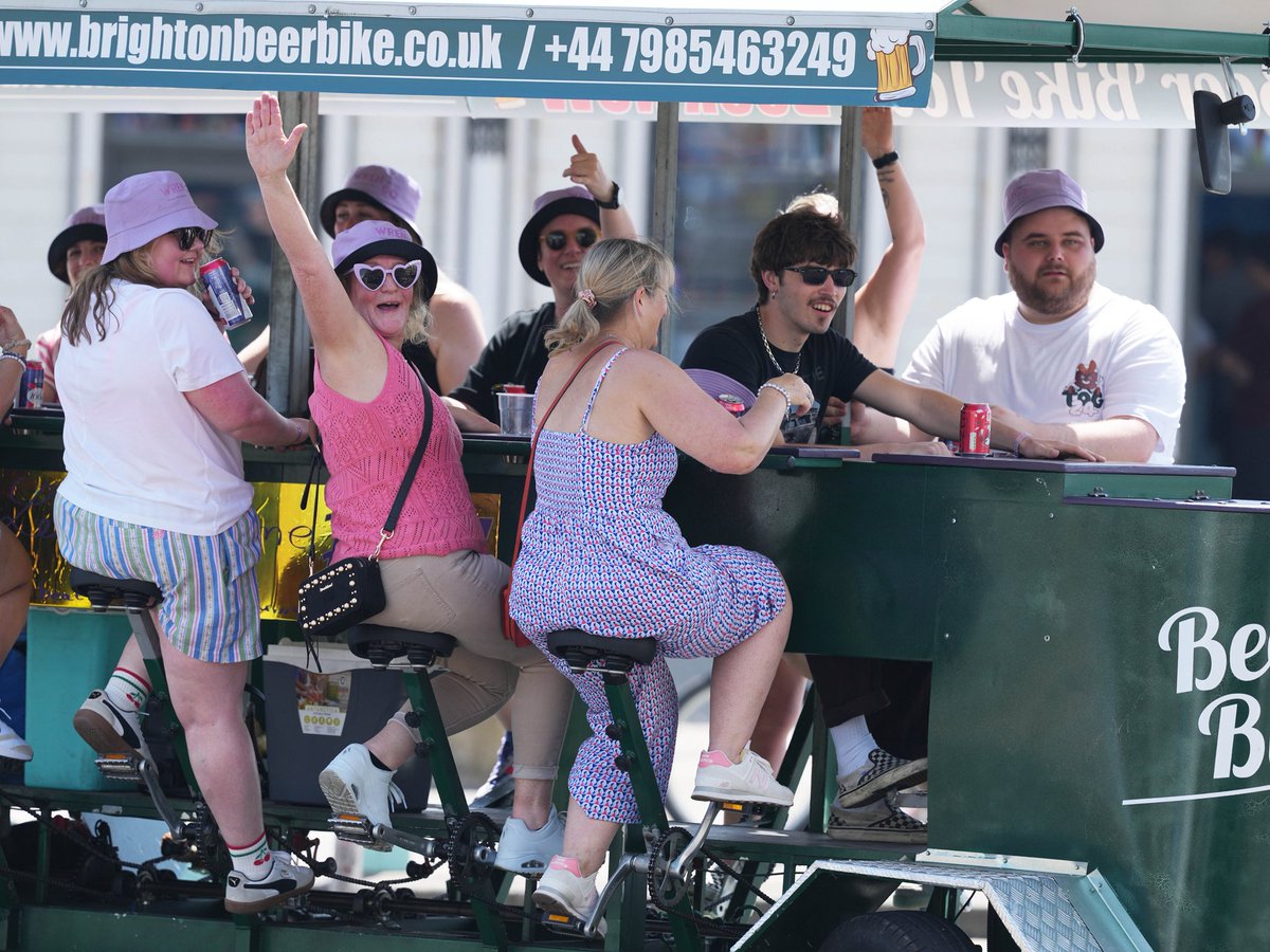 brightonsnapper's tweet photo. 🤦 #brightonbeach #weather #bankholiday #sunshine https://t.co/bH3wO4oG4c