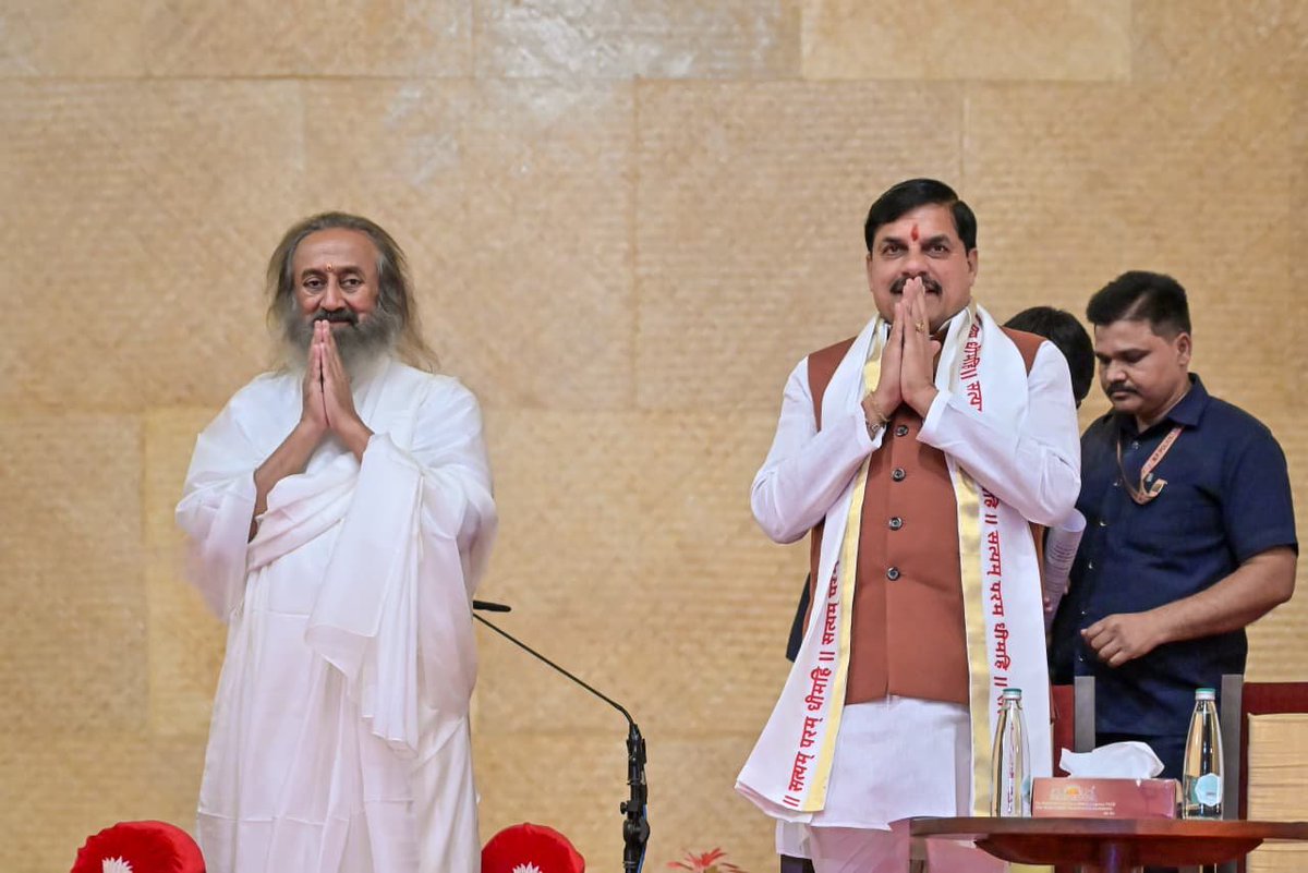 CMMadhyaPradesh's tweet photo. मुख्यमंत्री डॉ. मोहन यादव ने आज @ArtofLiving के संस्थापक एवं प्रख्यात आध्यात्मिक गुरु श्री श्री रविशंकर जी के सान्निध्य में बेंगलुरु स्थित आर्ट ऑफ लिविंग अंतरराष्ट्रीय केंद्र में आयोजित ‘आर्ट ऑफ लिविंग वैश्विक सम्मेलन’ में सहभागिता कर अपने विचार व्यक्त किए।

@Gurudev @DrMohanYadav51 #CMMadhyaPradesh #MadhyaPradesh