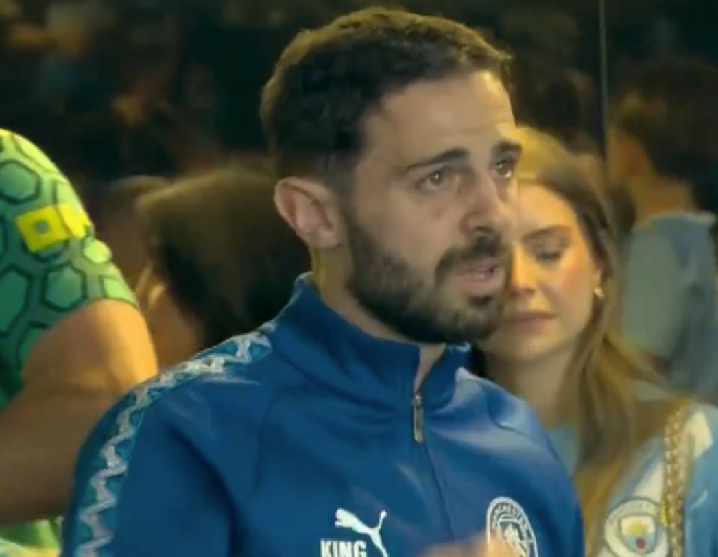 TouchlineX's tweet photo. 📸 - Bernardo Silva was in tears ahead of his last game for Manchester City. https://t.co/sR8LclX9JC