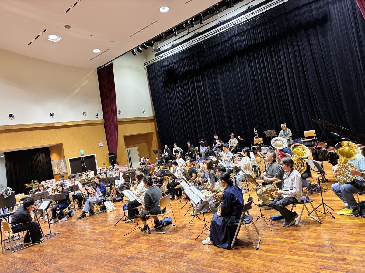 HonjoWindSym's tweet photo. 定期演奏会まで残すところ約1カ月…！

今日はパーカッションの見学者がなんと２名もいらっしゃいました✨
人数少なめなパートなのでぜひ入団してもらいたいところです…！

チューバ賛助の方も合流し、いよいよ大詰めという感じがしてきています😊😊😊

（中の人①） https://t.co/dSUOtMP9JN