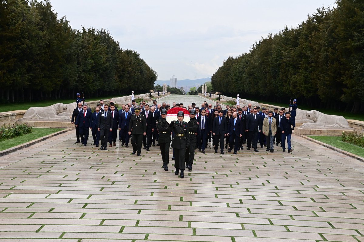 bagca_fikret's tweet photo. DHMİ’mizin 93. kuruluş yıl dönümü vesilesiyle, Genel Müdürümüz Sayın Enes Çakmak başkanlığında Anıtkabir’i ziyaret ederek Gazi Mustafa Kemal Atatürk’ün huzurunda saygı ve minnetle bulunduk. https://t.co/SuWNY4gwJ9
