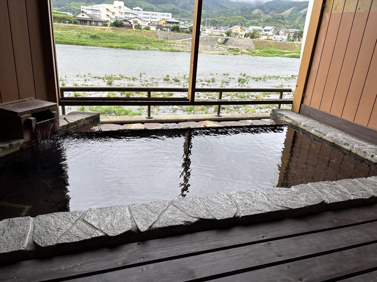 utage435's tweet photo. 立ち寄り湯
福岡県 #筑後川温泉  #ふくせんか #九州八十八湯
 外も中も綺麗な施設☺️
ココは泡付きがあった‼️

内湯も露天風呂も全体に小ぶりな湯船だけど、露天風呂のぬる湯に外の川を見ながら入れるのがとても良い

お泊まりしてみたいと思った宿です https://t.co/f5dKuykoIS