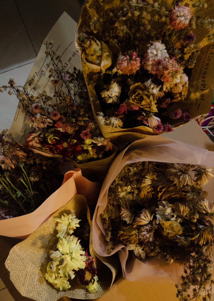 nyashibiscus's tweet photo. Flowers will die, but never the way i felt when i received them https://t.co/nOPKIi3Gwo