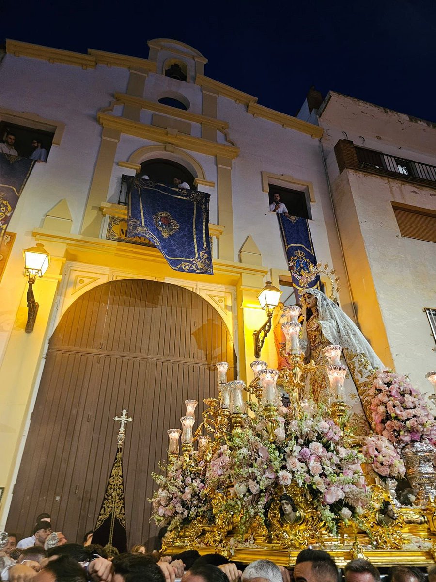 MonteCalvario's tweet photo. 🕊 PENTECOSTÉS | En el día de ayer, vísperas de Pentecostés, recibimos con cohetes y pétalos a María Santísima del Rocío Coronada (@RociodeMalaga) en nuestra Casa de Hermandad. #Pentecostés26 #CofradíasMLG https://t.co/EoZYo7LyOS