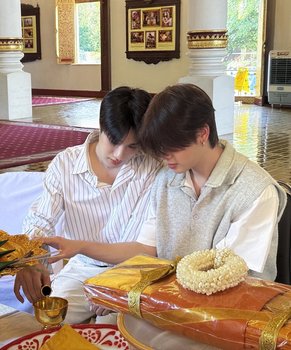 moruncheerv2's tweet photo. ขอคนเข้าใจ นี่อะไรเหรอ ทำบุญร่วมชาติ? กรวดน้ำอันเดียวกัน?   🫠 https://t.co/5jiWrN7GbP