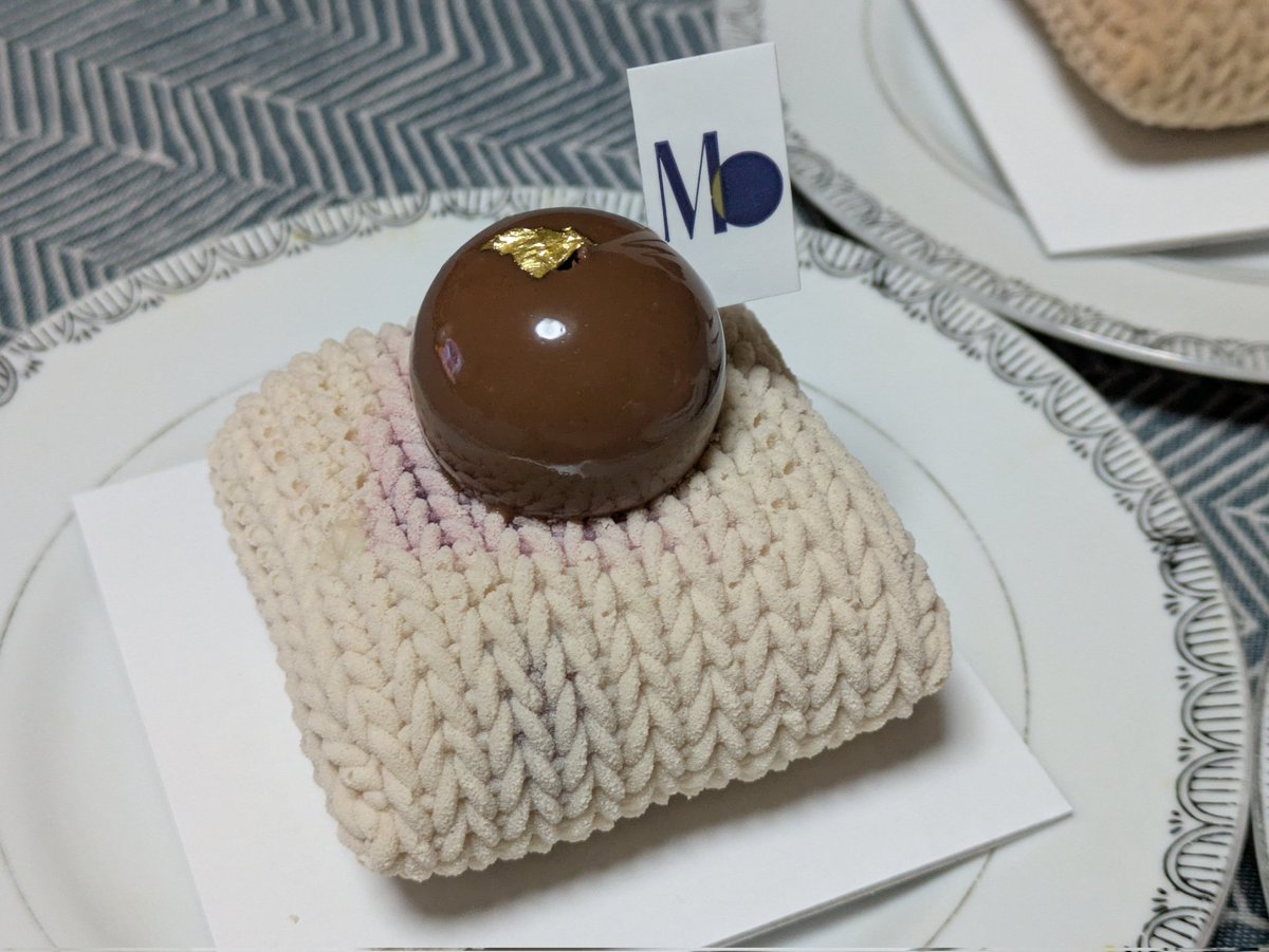 cochihare's tweet photo. 今日は神戸⚓️ お土産に、Masahiko Ozumi Parisさんのザブトンモンブランケーキを買って帰った😚 https://t.co/FJjvJNAbrf