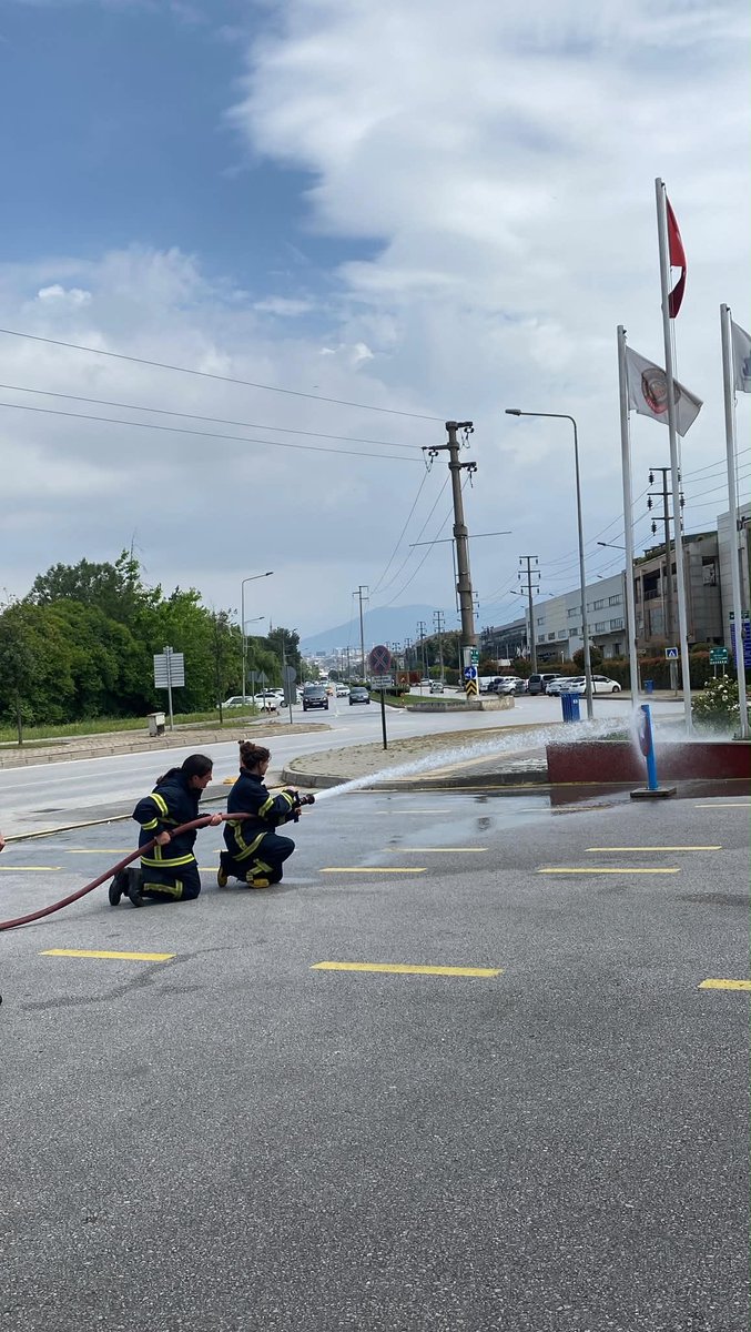 BursaAkub16's tweet photo. Lokman Hekim MTAL GENÇ MEB AKUB gönüllüsü öğrencilerimiz, BTSO İtfaiye Müdürlüğü ile yaptığımız protokol kapsamında düzenlenen “Temel İtfaiyecilik” eğitimlerini tamamladı. @tcmeb @Yusuf__Tekin @bilalmacit @meb_adsp @MetinTayarer @bursailmem16 @GurhanCokgezer @yunusbulut1216 https://t.co/eV6YW9hbhC