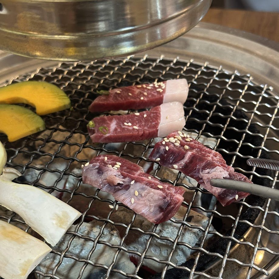 geegissss's tweet photo. มาๆ เรามีร้านอยากให้ทุกคนรู้จัก ชื่อร้าน มา-ดะ ยากินิกุ
ร้านเนื้อปิ้งย่างอยู่ในห้องแอร์ เราจะสั่งเป็นเซทเนื้อแบบนี้ 429-789 บาทต่อเซทแล้วแต่ชิ้นส่วน แต่เอาจิงเราสั่งเซทนึง + ฮารามิอีกอัน ก็เริ่มจะอิ่มๆละนะ แล้วเนื้อคือดี เนื้ออร่อยไม่เหนียว น้ำจิ้มเริ่ด คุณภาพเกินราคาไปมาก อยากให้ไปลองจิงๆ

#รีวิวเชียงใหม่ #ของกินเชียงใหม่ #รีวิวเนื้อย่าง