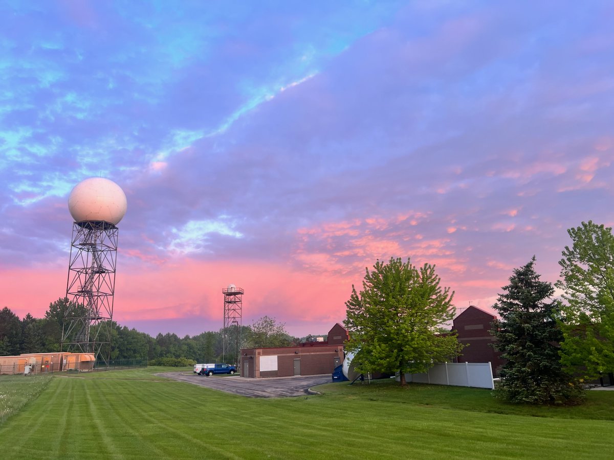 NWSTwinCities's tweet photo. Sailors, no need to take warning this morning. There's a few showers out there, but all they're doing is making for a beautiful sunrise. Later this evening we expect scattered thunderstorms again. The risk for severe weather is very low #mnw #wiwx https://t.co/8ahoe4B3er