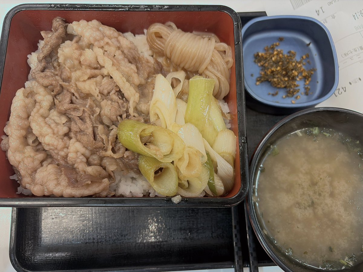 sho_rose's tweet photo. 絶品牛重
1,200円
不味くはない…不味くはないけど期待し過ぎたのか？普通…。生七味もっとくれ。脂身多過ぎて。。 https://t.co/DnxaFwK8jY