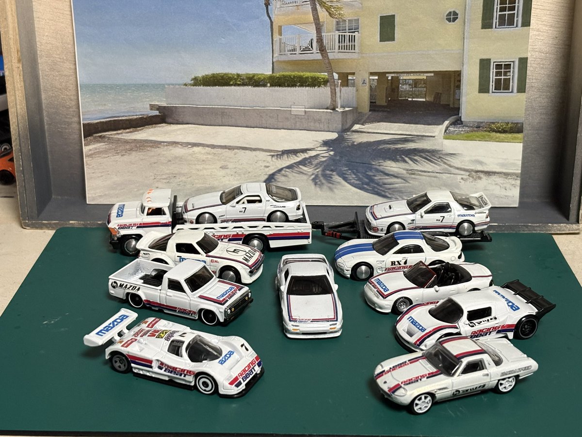 porschegmbh's tweet photo. #ホットウィール #MAZDA #RACINGBEAT #ROTORY
日曜日が終わってきましたので、当工房の全レーシングビートが大集結です✨️
ベッベッベッベッベッベッベッベッ🎶2ローター、5ローター、ピッカップ、オープン、Cカー、いろいろあ作りましたね〜
(´ー`*)ウンウン満足満足自己満連盟😎✨👍 https://t.co/spnjTKLZAd
