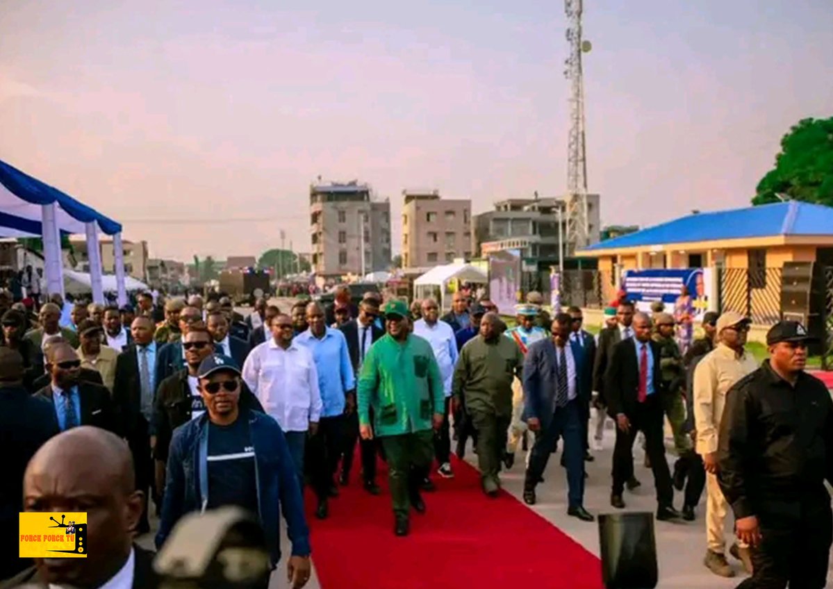 GaborienM's tweet photo. TSHANGU/N'DJILI : Merci au chef de l'Etat @fatshi13_ pour l'inauguration de la nouvelle Maison communale et du Complexe omnisport. Les travaux de réhabilitation et de construction des routes vont toucher tous les autres quartiers(4,3,2 etc.).
J'étais présent à la cérémonie et comme ma main indique:
"AVEC FATSHI ,TOUT DROIT TOUJOURS,NI GAUCHE,NI DROITE.
 LE DÉTROIT D'ORMUZ ,CARRÉ."