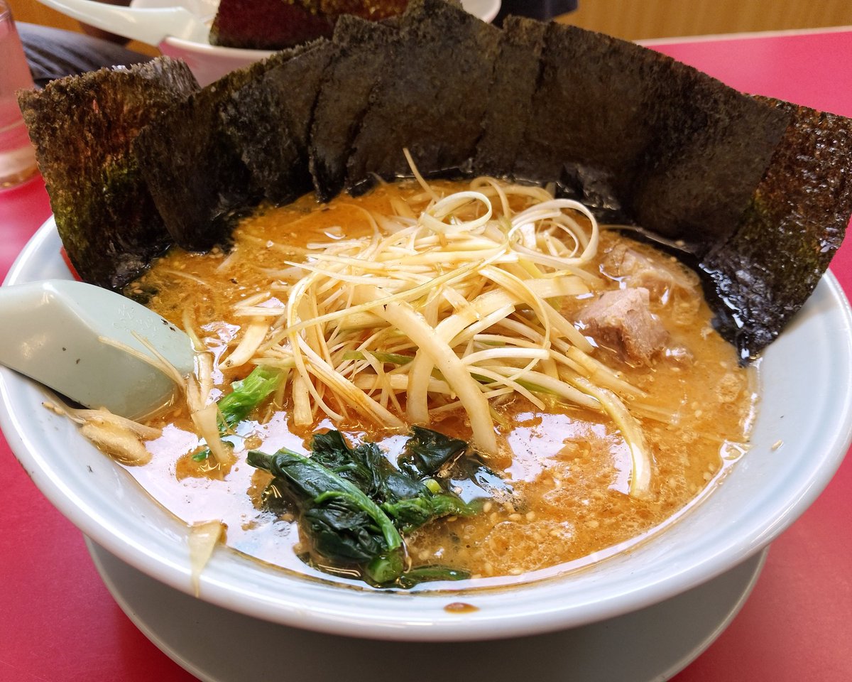 sakraGT's tweet photo. 今日はかみさんと娘がコストコへ遊びに行ってるので僕は息子達とお出かけ😋
息子が中学で卓球部に入ったので卓球シューズ買ったりラケット作ってもらいに👍
持ち手でラケットの種類が変わったり、ふむふむ勉強勉強🧐
お昼は山岡家へ息子達も大人サイズで完食！！
僕は特製味噌ネギラーメン海苔マシw https://t.co/QNE2Lb6buF