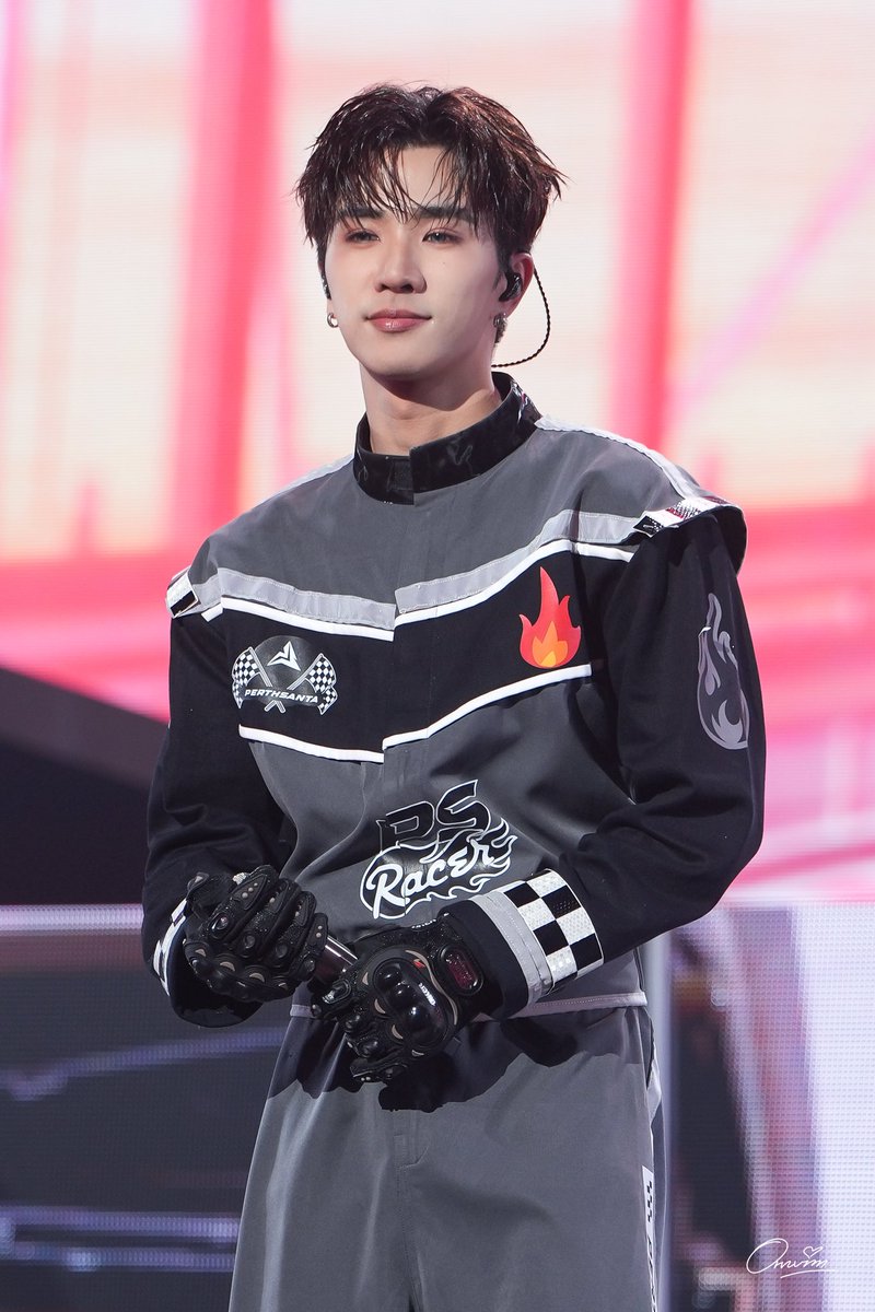 ornvim's tweet photo. เก่งมากคับบบ เต็มที่นะ พี่ก็จะเต็มที่ 
Love you both 🖤🤍🤏🏻

PERTHSANTA CHEQUERED FLAG
#LOLFanFest2026D3
#Santapp
#PerthTanapon https://t.co/EV8RYmoeab