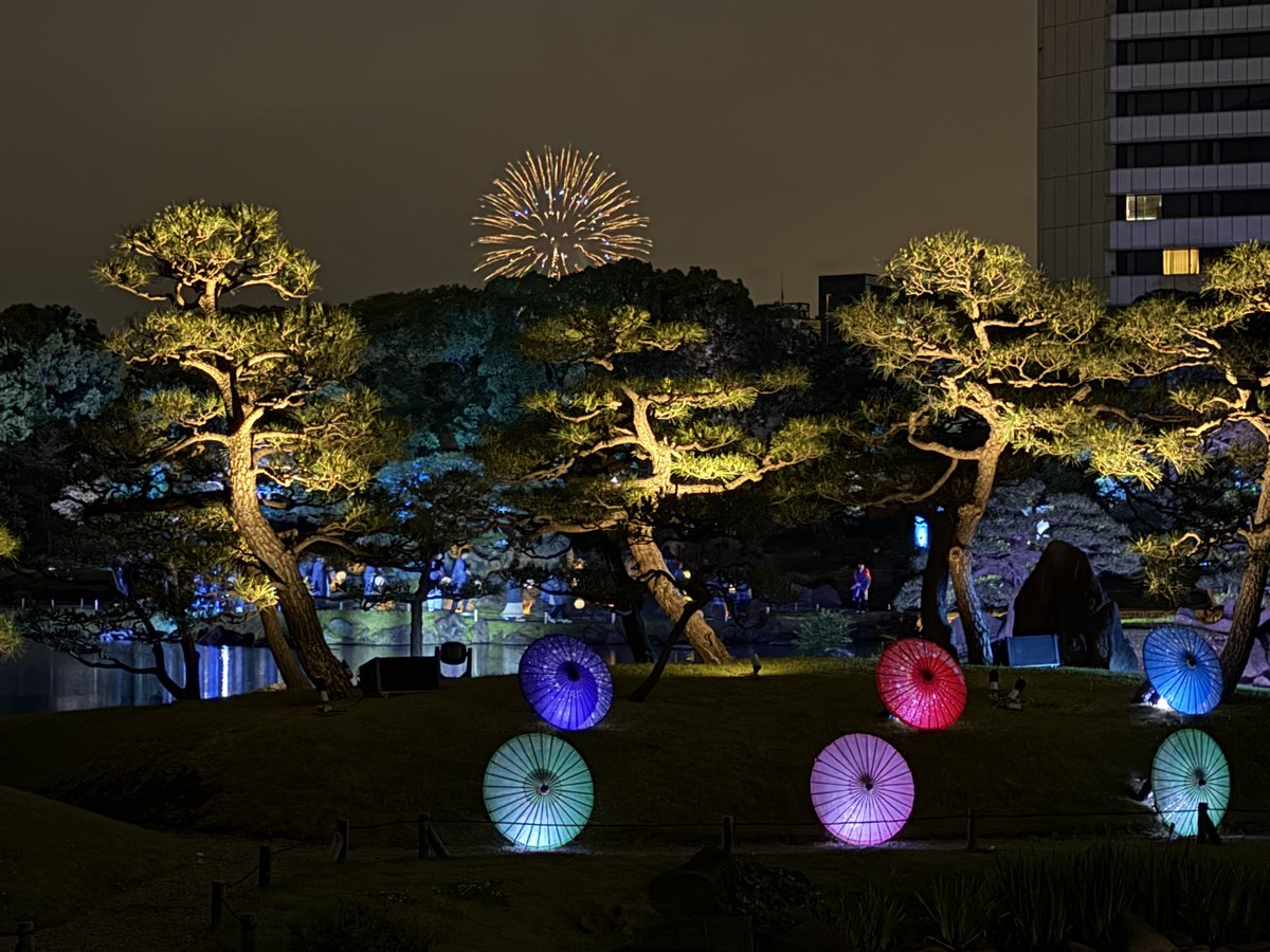 albero4's tweet photo. 5/20から5/23まで旧芝離宮恩賜庭園で開催されていた夜会。
最終日の閉会ギリギリでなんとか間に合った！

都会のビルを背景に昼間とはまた違った表情を楽しめました。
お台場方面で花火もあがっていたので、お得な気分。 https://t.co/qtHu6xR0D6