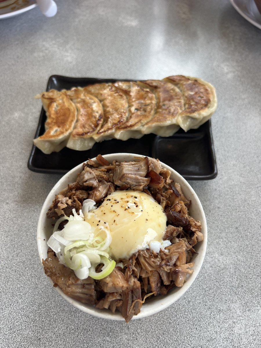 olaf1016's tweet photo. 麺の輪@市原市

チャーシューメン🐽🍜
麺特盛り⤴️
メンマ🟨
温玉炙りチャーシュー丼🥚🐽🍚
餃子🥟

初訪問、ようやく来れました☺️
噂どおりのチャーシュー、トロトロで美味しかったです♪これはまた来ないと😳

お店の皆さん、ごちそうさまでした〜😋 https://t.co/3na482TR1M