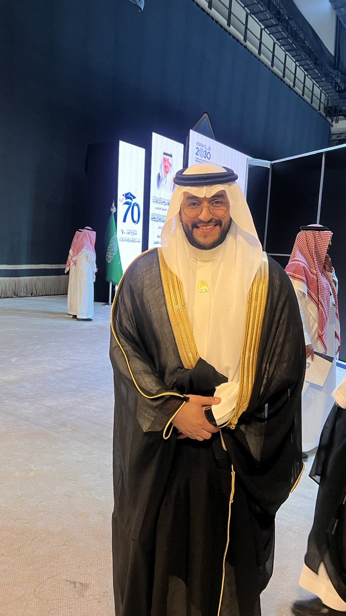 AbdullahTalae's tweet photo. اليوم… 

وبعد ٨ سنوات من إلقائي لكلمة الخريجين من الثانوية،​ 

أقف مجددا لإلقائها بالنيابة عن زملائي في حفل تخرج
#كلية_الطب بـ #جامعة_الإمام 🎓🤍​ 

ليلة اختلطت فيها مشاعر الفرح بالفخر
عيون الأهل تسبق التصفيق
قلوب الخريجين تحمل سنواتٍ من التعب والسعي حتى هذه اللحظة. ✨

كما سعدت بتقديم حفل التميز تحت رعاية صاحب السمو الملكي الأمير فيصل بن بندر بن عبدالعزيز آل سعود، أمير منطقة الرياض.

ليلة ستبقى في الذاكرة طويلًا. 
#خريجو_الإمام_70