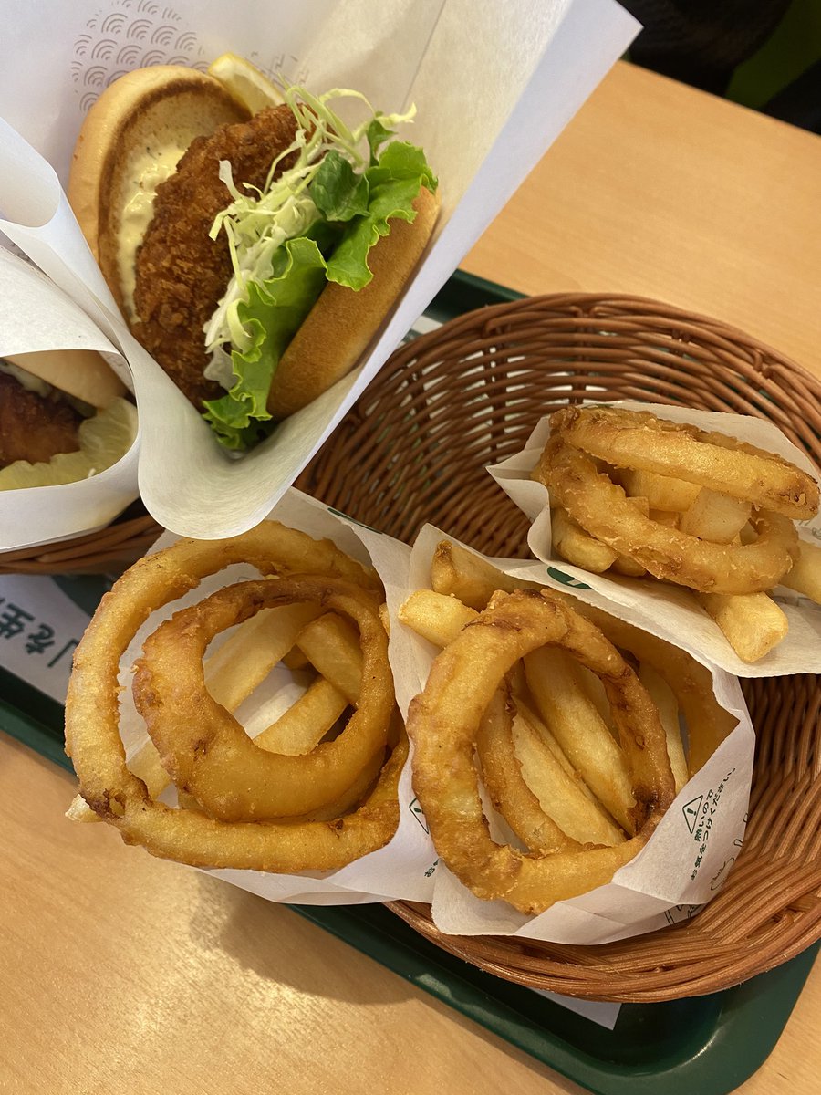 orange_2810's tweet photo. 休日ご飯🍽️
モスのエビフライバーガーめっちゃ美味🍤 https://t.co/Kyf0uhOtpo