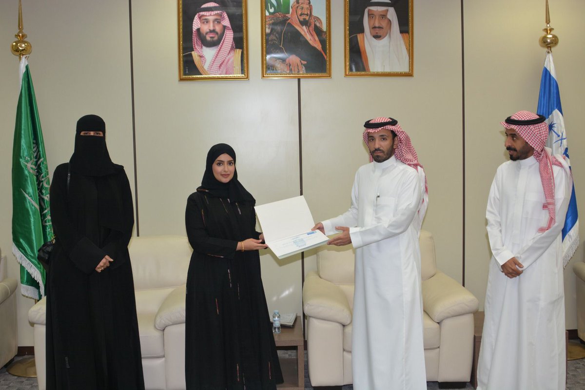 ksu_cta's tweet photo. بحضور سعادة رئيس قسم الإدارة السياحية والفندقية د. محمد العامر، ومساعدة رئيس القسم د. فاتن الشمري، كرّم سعادة عميد كلية السياحة والآثار عدداً من الطلبة المشاركين في تنظيم فعالية “مسار السائح”، تقديراً لجهودهم وإبداعهم في تنفيذ الفعالية. https://t.co/kAMrueePxx