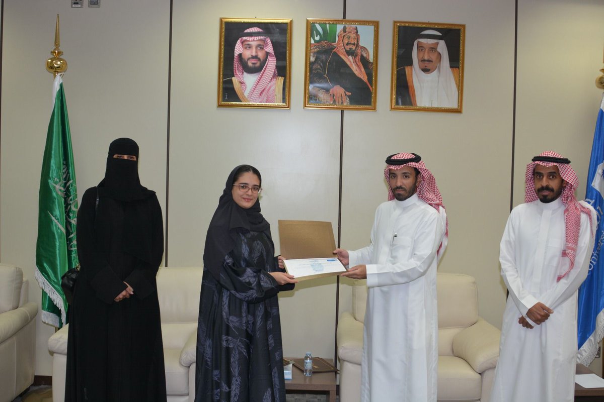 ksu_cta's tweet photo. بحضور سعادة رئيس قسم الإدارة السياحية والفندقية د. محمد العامر، ومساعدة رئيس القسم د. فاتن الشمري، كرّم سعادة عميد كلية السياحة والآثار عدداً من الطلبة المشاركين في تنظيم فعالية “مسار السائح”، تقديراً لجهودهم وإبداعهم في تنفيذ الفعالية. https://t.co/kAMrueePxx