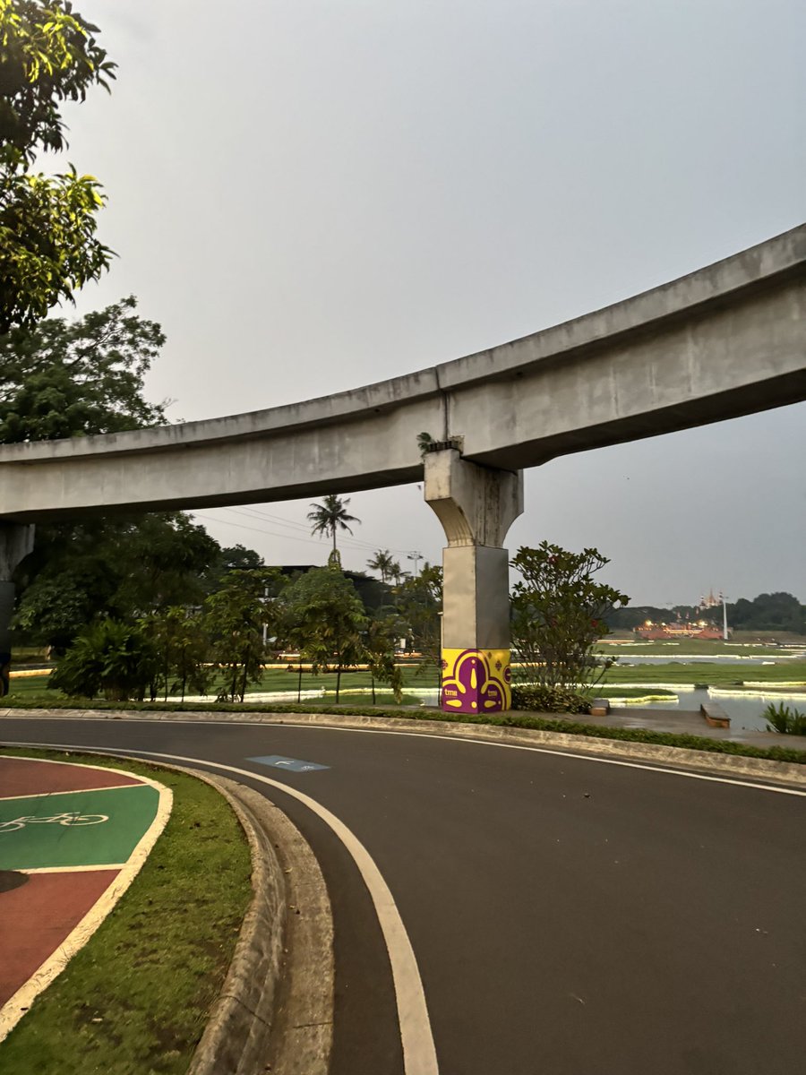 pandansusuu's tweet photo. tapi emg enak sih lari di taman mini https://t.co/hcPNpqMaiS