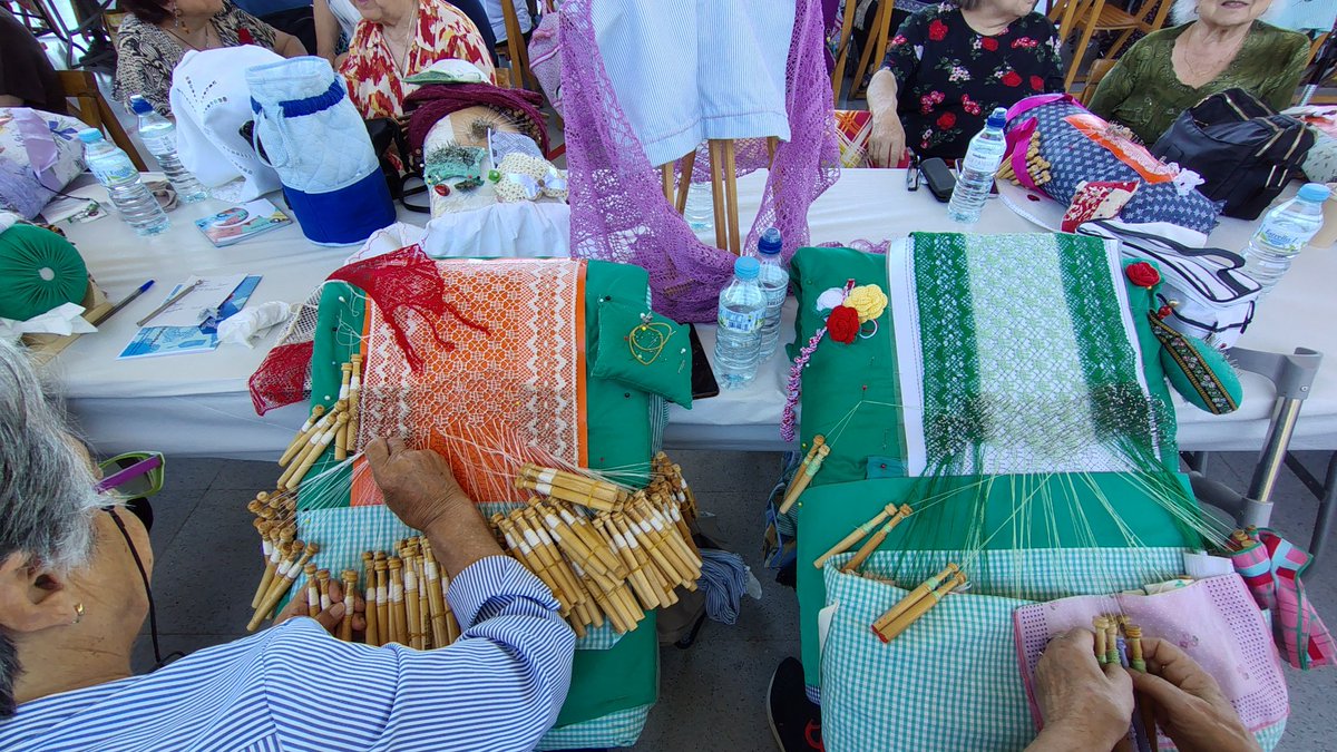 sebarroja's tweet photo. 🧵🪡Trobada de #PuntesDeCoixí a la #Balconada de #Manresa
Ramón de #BoixetsCat @ATBitlloc @ru_alegre
@Marionahoms
#BobbinLace #DentelleAuxFuseaux https://t.co/AUttBWvRJT