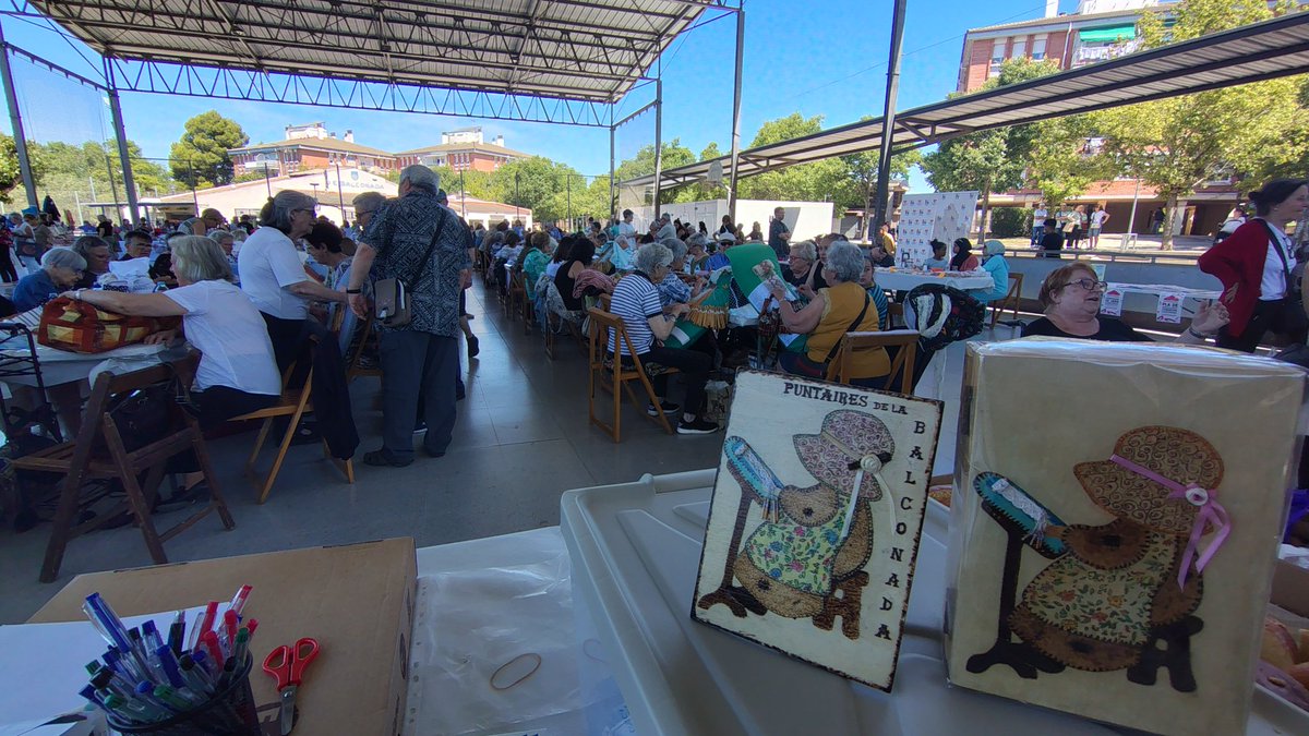 sebarroja's tweet photo. 🧵🪡Trobada de #PuntesDeCoixí a la #Balconada de #Manresa
Ramón de #BoixetsCat @ATBitlloc @ru_alegre
@Marionahoms
#BobbinLace #DentelleAuxFuseaux https://t.co/AUttBWvRJT