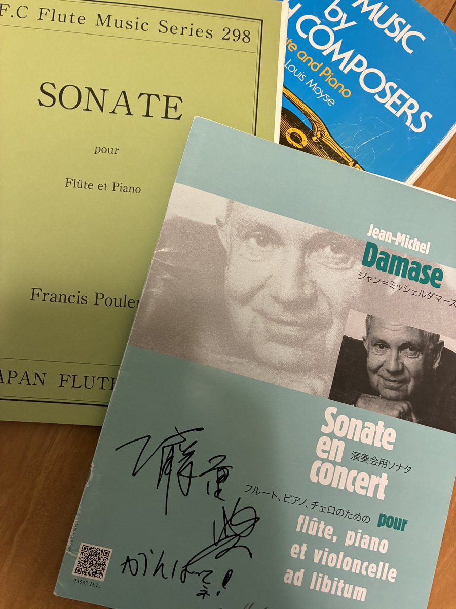 flute_pf's tweet photo. 娘がフルート離れてもうどのくらいになるか分かりませんが、、、
今日は久しぶりに娘とフルートタイム🪈🎹

運指思い出しながら大変そうでしたが、親子でいろんな曲に取り組んでいたあの頃を懐かしみながら楽しいひと時でした😊

またいつかフルート復活してほしい😝 https://t.co/d3QJ8XW8ti