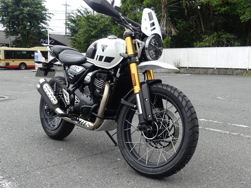 nissy_mn's tweet photo. はいトラちゃんです
scrambler 400xc乗りになりました

本日トライアンフ相模原に行き、受け取ってきました
アンコ抜きして若干足つき良くなったがツンツンは変わらず

今はスタンド払わずに乗れるが、横にバッグ付けたらを考え跨ってスタンド払うがすっごく覚束ない

乗ってる分にはいいんだけどね https://t.co/tFqc7nF6TQ