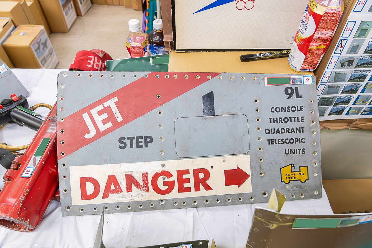 9milten's tweet photo. 九ミリ展　前回の出展ブース紹介
映航さん
某国軍航空機のパーツをお持ち込みいただきました☺インテリアにもってこいなパネルや部品がたくさん！個人的に狙っていたパーツがあったのですが、すぐ売れちゃって購入出来ませんでした。気に入った物は即買いが鉄則ですね！
＃九ミリ展 https://t.co/YldqiXi6oe