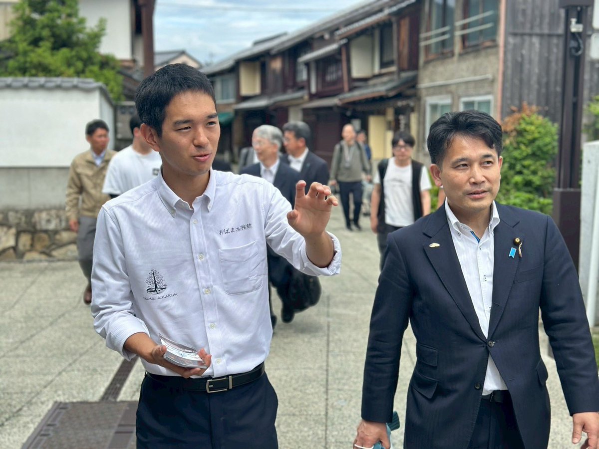 AquariumObama's tweet photo. おばま水族館視察

眞壁喜一郎（おばま水族館館長）
滝波宏文さん （参議院議員）
水田尚志さん（県立大学海洋生物資源学部長）
浦谷俊晴さん（福井県定置網漁業協会長）
村松徹哉さん（村松建築代表取締役）
緒方太陽さん（滝波議員書）
寺井優介さん（福井県関係人口拡大ディレクター）

5月にオープンし、順調な滑り出しができた「おばま水族館」に、滝波議員が視察に来てくださりました。
学生の個性あふれる展示を1つ1つ見ていただき、町家の居心地の良さも実感していただきました。

座談会では、村松さん、浦谷さん、寺井さんから、水族館ができるまでのエピソードから、今後の水族館に期待することをお話しいただきました。
水田先生からは今後の県立大学との関係性について、力になるお言葉をいただきました。

滝波議員からは、多くの先進的な事例の中でも、海業の新しい形であり、良い掛け算が行われていると、嬉しいお言葉をいただきました。

今後とも、おばま水族館は学生活動を軸としながら、地域の方々のサポートに感謝し、同時にたくさんチャレンジしていきます。

よろしくお願いいたします。
