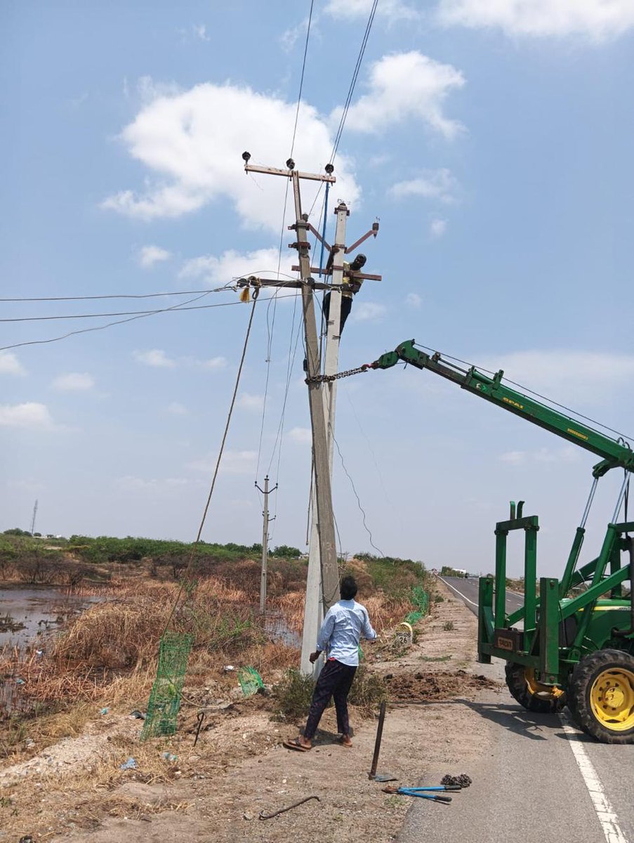 seop_narayanpet's tweet photo. poles damage due to rain and gale rectification work &amp; Remove tree branches under progress at  Krishna village, Narayanpet circle.
@tgspdcl 
@cmdtgspdcl https://t.co/5qhJ1UQCIa