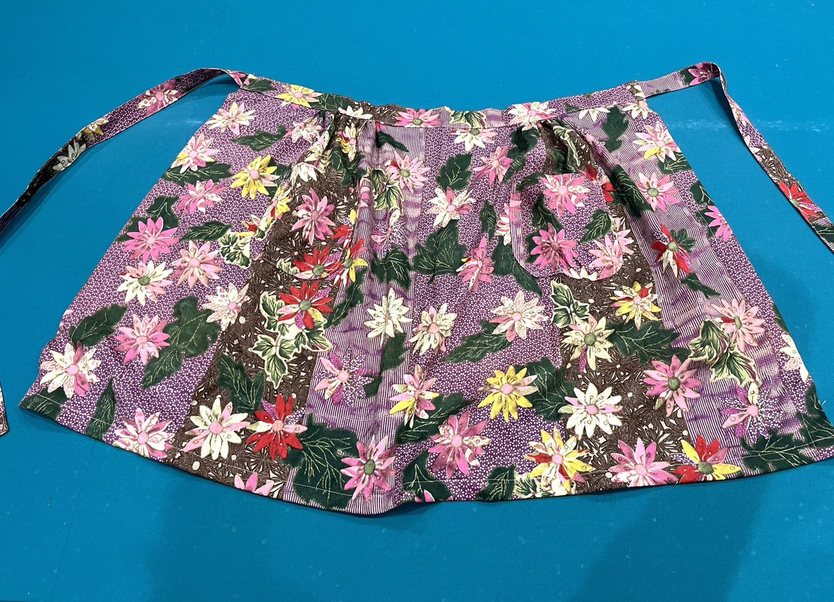 tomousa41's tweet photo. 伯母ちゃんが「あんた前掛け縫ってくれんかね？」と言うので家にある布で縫った。
片方のポケットは柄合わせ出来とらんけどw
以前、裾にフリルがついたのを作ったら「フリルはいらん」と言われたんでシンプル。 https://t.co/hEVUOoTP0p