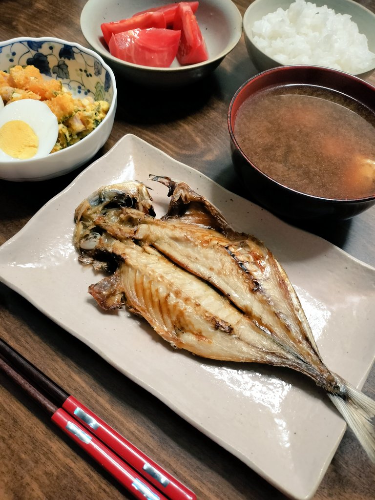 chi_ryu_Smiley's tweet photo. 今日の夜ごはん

アジの開き🐟️

トマトが安くなってきたので
毎日食べてます🍅
夏が近づいてるなって思います🥰

#夜ごはん　#おうちごはん　#トマト https://t.co/VEK3C95nYY