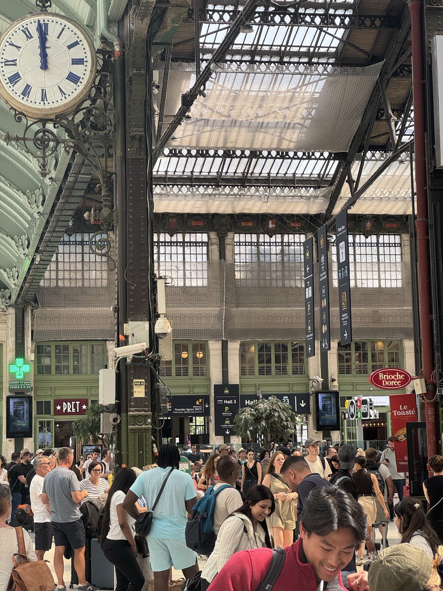 Jali's tweet photo. D’ici on m’a demandé comment aller au Hall 2. 
Ma réponse a été : « vous voyez le panneau Hall 3 là-bas ? C’est là que vous devez passer puis vous aurez un couloir sur la droite »

Et comme on est habitué à l’absurdité, la personne n’a pas été étonnée. https://t.co/hwrWWJCzru