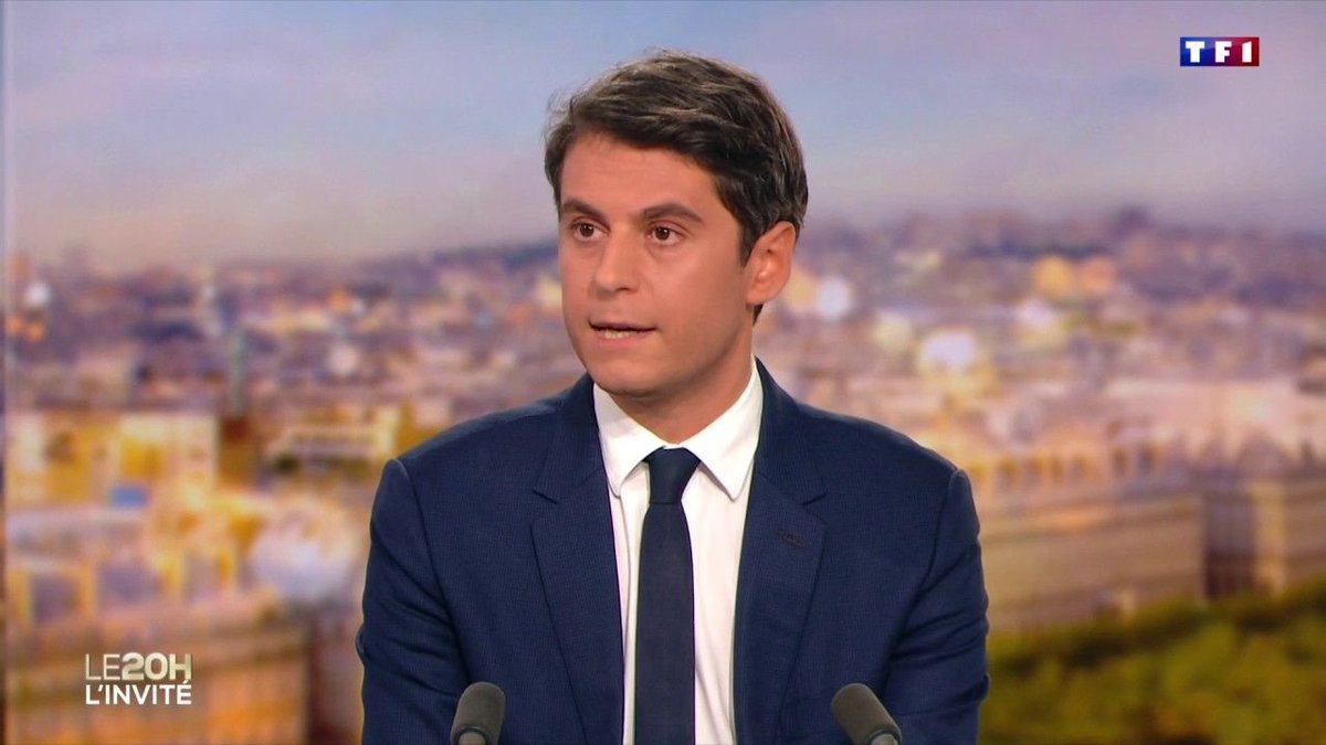 clem_garin's tweet photo. Il y a deux éléments intéressants à prendre en compte dans l'audience de @GabrielAttal hier au 20h 

𝗣𝗿𝗲𝗺𝗶𝗲𝗿 𝗽𝗼𝗶𝗻𝘁

La partie consacrée exclusivement à son itw politique fait une audience supérieure au 20h à lui-même (c'est rarissime)

Le 20h de #TF1 a fédéré 3,71 millions de téléspectateurs (30,0%) et son interview est montée à 3,98 millions (31,1%).

𝗗𝗲𝘂𝘅𝗶𝗲̀𝗺𝗲 𝗽𝗼𝗶𝗻𝘁

Il y a comme pour tout invité politique un net décrochage à son arrivée, la courbe s'effondre d'un coup. Ca arrive à tous les autres aussi.

Mais ce qui est intéressant ici, c'est qu'une fois que ceux qui ne voulaient pas l'écouter sont partis, l'audience de son itw progresse de minute en minute.

Son itw ne baisse pas : elle baisse à son démarrage car les gens qui ne veulent pas l'entendre partent, mais elle progresse ensuite jusqu'au bout.