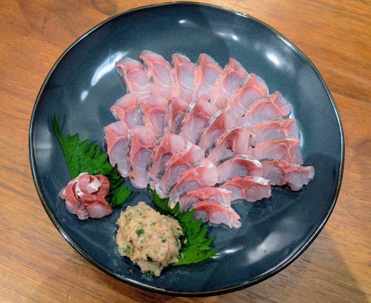 igbe_xn's tweet photo. 脂の乗った鰺、最後は刺身となめろうに。
初めて作った“なめろう”が反則級に美味い…。
正直、今まで作ってこなかったのを後悔。
酒が止まらんやつでした。
海の恵みに感謝。
ご馳走様です。 https://t.co/ek63SGuI2B
