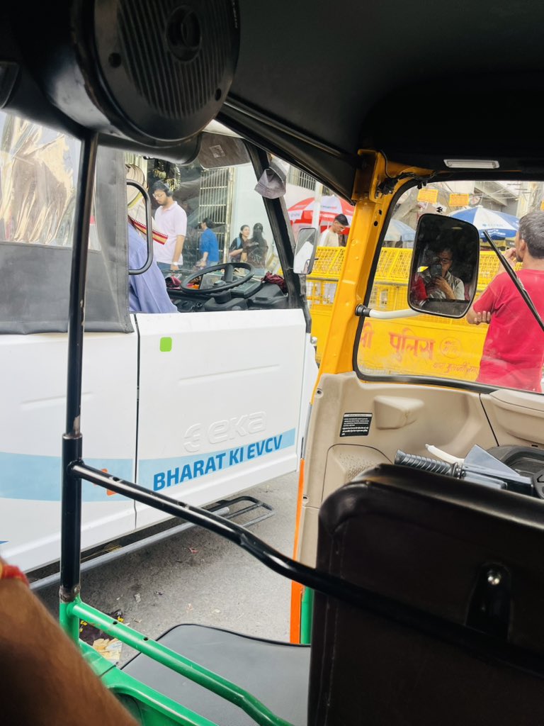 RkAryaAAP's tweet photo. @dtptraffic  बैटरी रिक्शा वालों चालान देकर भगाया जा रहा और auto बड़ी गाड़ियों को छोड़ रही है traffic police GTB metro station पर ये कैसा क़ानून और नियम हैं जिन्होंने फुटपाथ क़ब्ज़ा कर रखा है उनका कोई चालान नहीं है । @DelhiPolice @DcpNorthDelhi @narendramodi  @gupta_rekha https://t.co/6Vh7fxeNRb