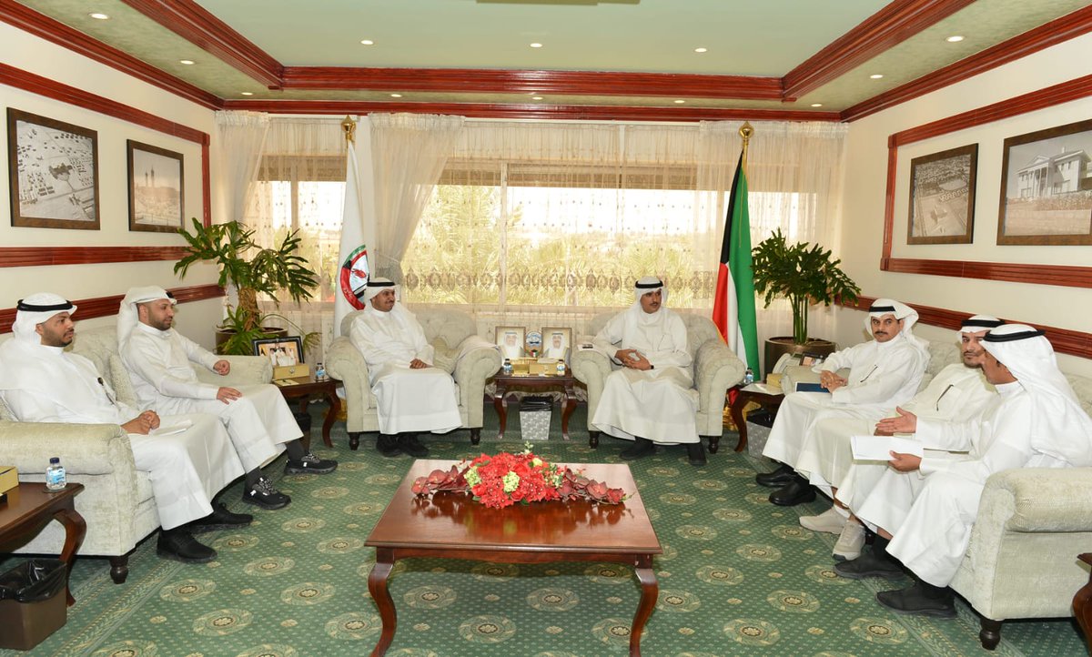 Alahmadi_kuwait's tweet photo. محافظ الأحمدي الشيخ حمود جابر الأحمد الصباح يستقبل نائب مدير قطاع الخدمات الطبية والنفسية والاجتماعية بالتكليف فـي الهيئة العامة لشؤون ذوي الإعاقة د.خليفة الهيلع وعدد من أولياء أمور ذوي الاحتياجات الخاصة لمناقشة احتياجاتهم واقتراحاتهم لتطوير العمل بمراكز الهيئة فـي المحافظة https://t.co/qUWOg2Akdf