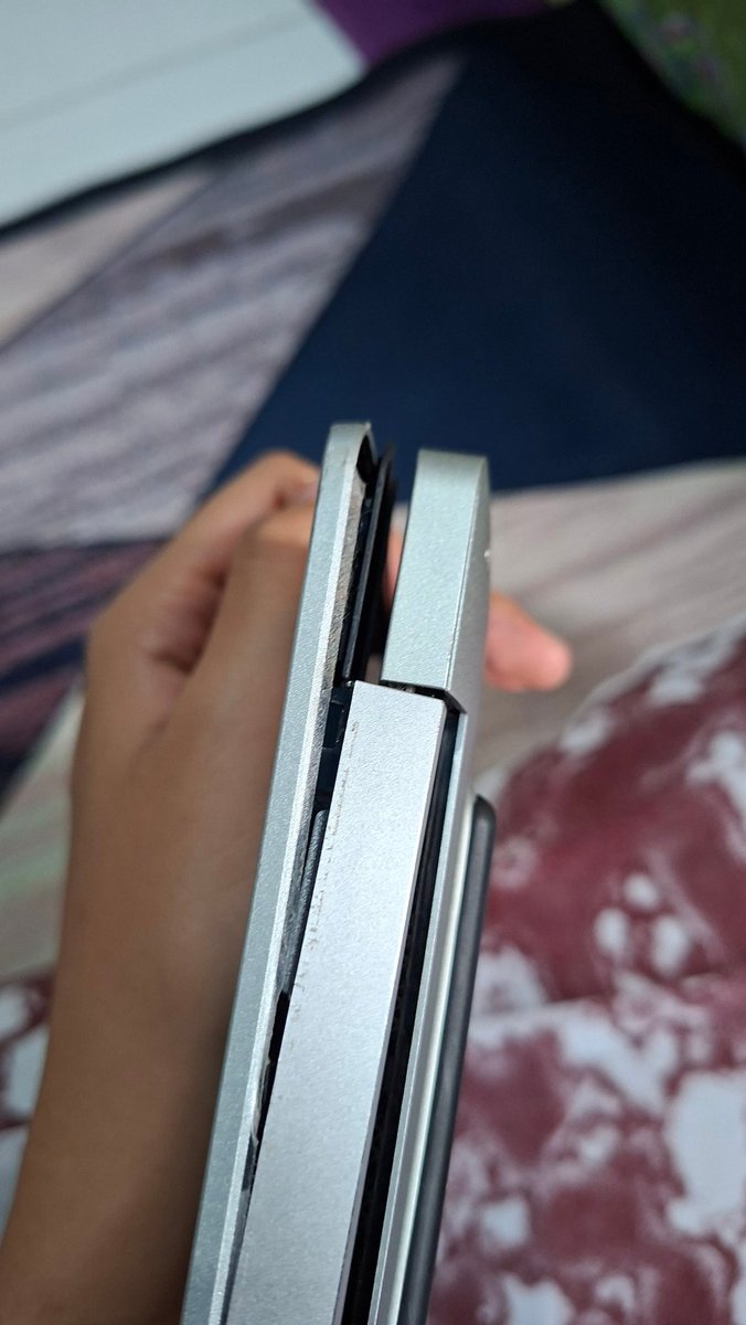 maddalatte's tweet photo. 23 April 2026
Laptop pagi masih sehat dan dipakai kerja. 
Sepulang kerja laptop masuk tas dan ditinggal main badminton 2 jam. Pulang badminton niat hati mau bersih2 kos sambil dengerin musik. Keluarin laptop dari tas dan pas dibuka terdengar bunyi "renyah" dari sudut layar. https://t.co/W2iMP4DSfT