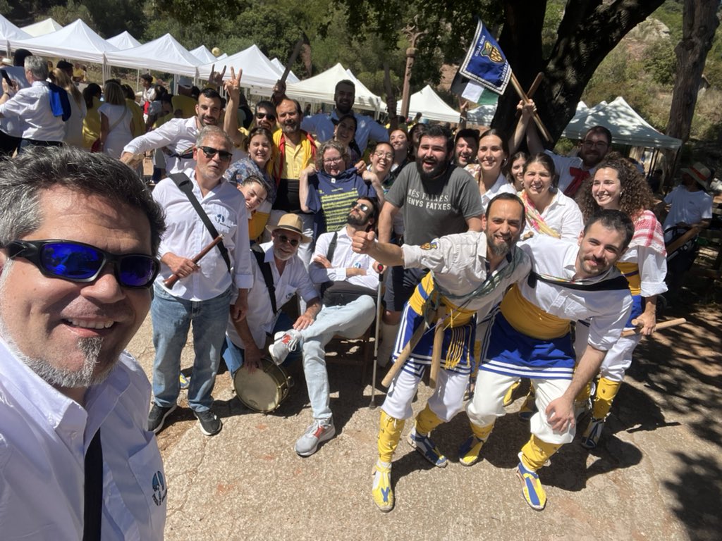dinapontus's tweet photo. Acabem bolos d’aquest cap de setmana a l’Aplec de Bruguers acompanyant l’estel·lar actuació de la @collanovabdc . Balls de bastons, bona música i bona companyia. #gralla #bastons #timbal #tradició #dinapontusenruta https://t.co/Fst7itgDwf